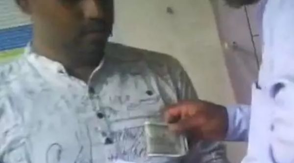 पीएम सम्मान निधि के केवाईसी के नाम पर किसानों से वसूली कर रहे कंप्यूटर ऑपरेटर के वीडियो हुआ वायरल