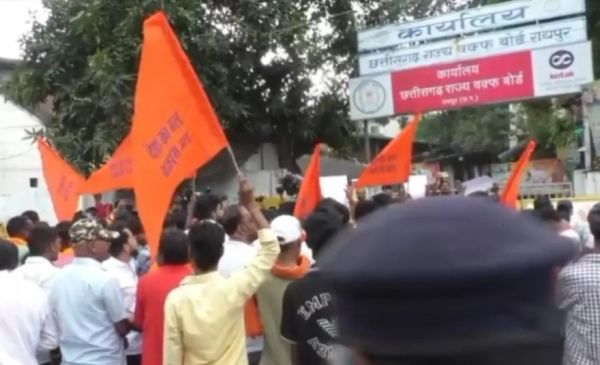 बजरंग दल ने वक्फ बोर्ड दफ्तर के सामने किया हनुमान चालीसा का पाठ  