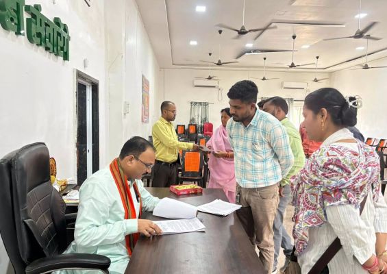 स्वास्थ्य मंत्री श्याम बिहारी जायसवाल ने रतनपुर में किया जनदर्शन  