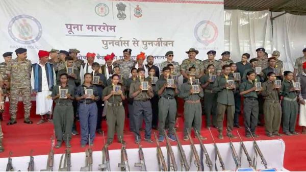 21 नक्सलियों ने AK-47 समेत अन्य हथियारों के साथ किया आत्मसमर्पण