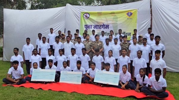 66 लाख के इनामी 51 नक्सलियों ने किया आत्मसमर्पण