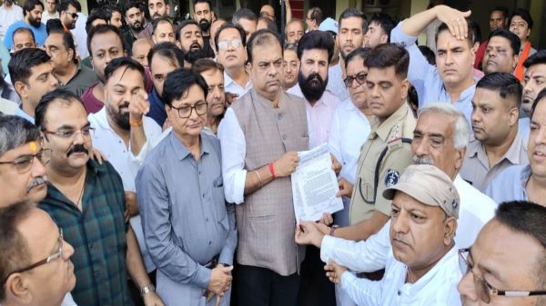 अग्रवाल समाज के बाद भड़का सिंधी समाज, क्रांति सेना अध्यक्ष अमित बघेल की गिरफ्तारी की मांग को लेकर पुलिस को सौंपा पत्र