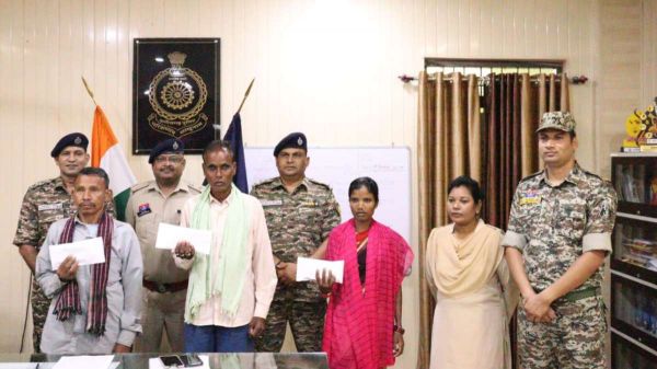 3 नक्सलियों ने हिंसा का रास्ता छोड़कर समाज की मुख्यधारा में लौटने का किया फैसला 