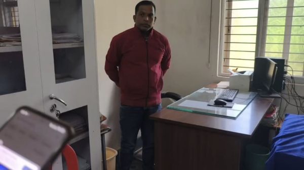 सर्पदंश पीड़ित परिवार से 25 हजार की रिश्वत लेते सहायक ग्रेड-3 कर्मचारी गिरफ्तार 