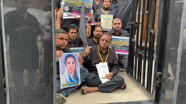 काला कपड़ा पहनकर विरोध करने जा रहे अमित जोगी को रोका, अब प्रार्थना व उपवास के साथ पुलिसकर्मियों को मिठाई बांटकर कर रहे गांधीगिरी