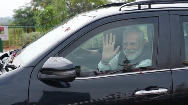 प्रधानमंत्री नरेंद्र मोदी ने नवा रायपुर में किया रोड शो, राजधानीवासियों ने गर्मजोशी से किया स्वागत