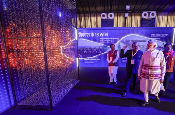 प्रधानमंत्री नरेंद्र मोदी ने राज्योत्सव स्थल पर विभिन्न विभागों द्वारा आयोजित प्रदर्शनी का किया शुभारंभ