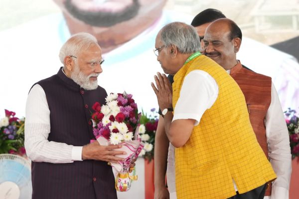 नए भारत के निर्माता का नए छत्तीसगढ़ में अभिनंदन, सांसद बृजमोहन अग्रवाल ने किया प्रधानमंत्री नरेंद्र मोदी का पुष्पगुच्छ देकर स्वागत