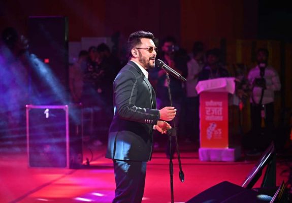 राज्योत्सव में बॉलीवुड के पार्श्व गायक आदित्य नारायण सहित छत्तीसगढ़ के कलाकारों ने बिखेरा रंग