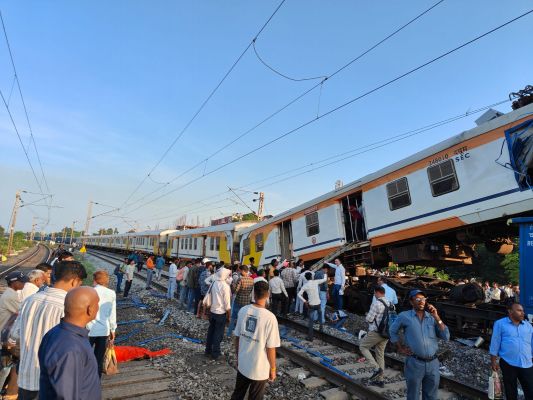 मालगाड़ी और पैसेंजर ट्रेन आपस में टकराई, कई डिब्बे पटरी से उतरे, 12 से अधिक यात्री घायल