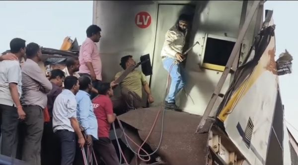 बिलासपुर ट्रेन हादसा: अब तक 11 लोगों की मौत, 20 घायल, देर रात घंटे चला रेस्क्यू ऑपरेशन, पोस्टमार्टम में हो सकती है देरी