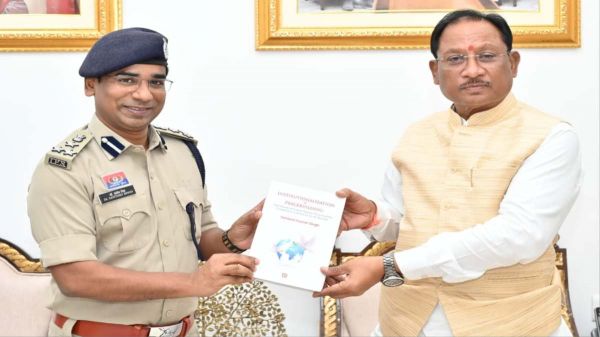 IPS डॉ. संतोष के संयुक्त राष्ट्र के शांति प्रयास पर लिखित किताब का प्रकाशन, सीएम साय, विधानसभा अध्यक्ष डॉ. रमन सिंह और डीजीपी को भेंट की पुस्तक