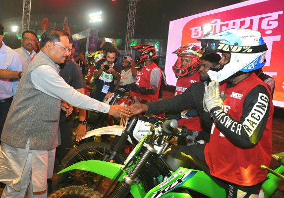 राष्ट्रीय सुपरक्रॉस बाइक रेसिंग चैंपियनशिप-2025 का रोमांच रायपुर में: मुख्यमंत्री विष्णु देव साय ने बढ़ाया युवाओं का हौसला