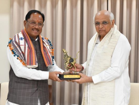 मुख्यमंत्री विष्णु देव साय ने गांधीनगर में गुजरात के सीएम भूपेंद्र पटेल से की सौजन्य भेंट