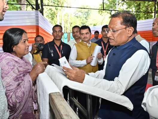 जनदर्शन: मुख्यमंत्री विष्णु देव साय ने आमजन की समस्याएँ सुनीं, मौके पर दिए त्वरित समाधान