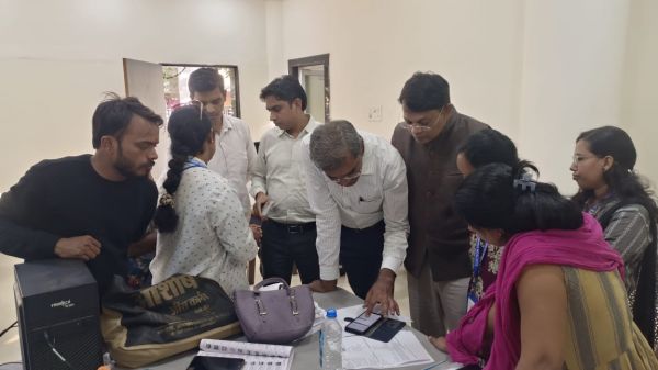 मुख्य निर्वाचन पदाधिकारी कार्यालय की टीम ने रायपुर में विशेष गहन पुनरीक्षण का किया निरीक्षण