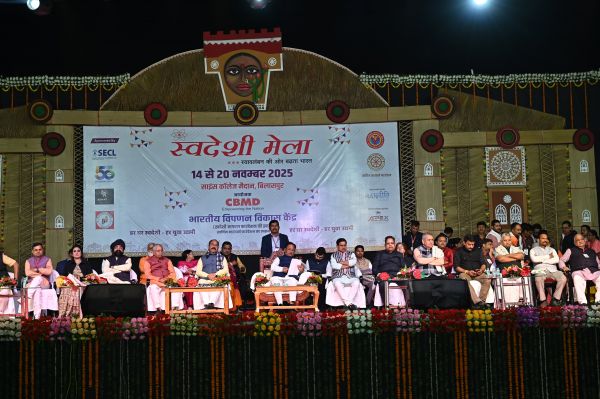 साइंस कॉलेज मैदान में स्वदेशी मेला का मुख्यमंत्री ने किया अवलोकन