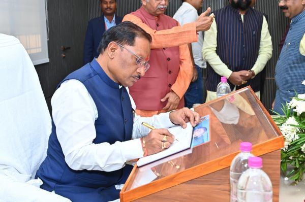 प्रधानमंत्री नरेंद्र मोदी ने डेडियापाड़ा में जनजातीय गौरव दिवस पर अपने संबोधन में छत्तीसगढ़ के मुख्यमंत्री विष्णु देव साय की सराहना की