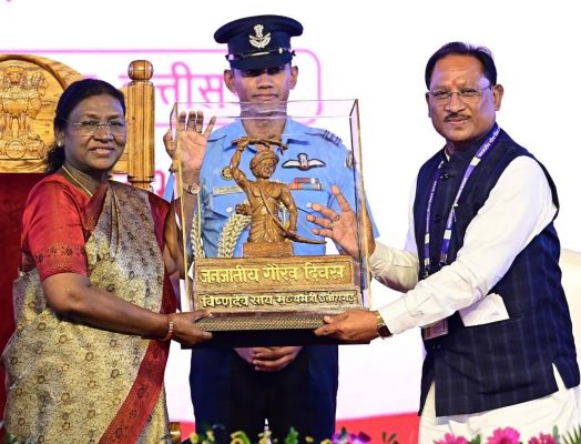 मुख्यमंत्री विष्णु देव साय ने राष्ट्रपति द्रौपदी मुर्मु को भेंट की धरती आबा भगवान बिरसा मुंडा की बस्तर आर्ट प्रतिमा