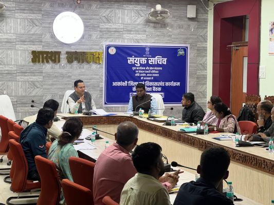 आकांक्षी कार्यक्रम के नोडल अधिकारी शोभित जैन ने बस्तर में की कार्यक्रम की विस्तृत समीक्षा