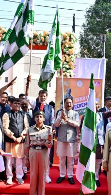 मुख्यमंत्री विष्णुदेव साय ने यूनिटी मार्च के लिए राज्य के 68 युवाओं के दल को हरी झंडी दिखाकर किया रवाना