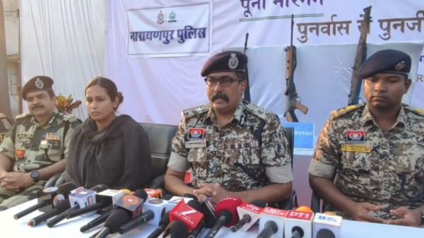 28 माओवादी कैडरों ने छोड़ा हिंसा का रास्ता, हथियारों के साथ IG के सामने किया आत्मसमर्पण