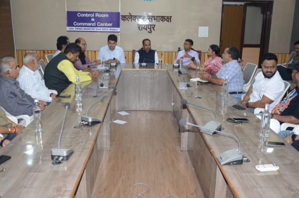 विशेष गहन पुनरीक्षण अभियान SIR में जन सहयोग बढ़ाने कलेक्टर रायपुर ने NGO की बैठक ली