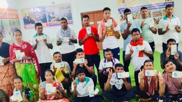 आत्मसमर्पित नक्सलियों को मिला नया जीवन-पथ, तकनीकी रूप से सशक्त बनाने वितरित किये गए 5G स्मार्टफोन