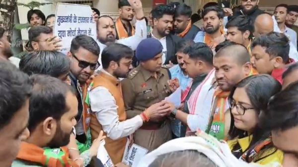 कांग्रेस के प्रदर्शन में मुख्यमंत्री की तस्वीर से अभद्रता पर बवाल, भाजयुमो ने किया थाने का घेराव, कांग्रेसियों पर FIR दर्ज