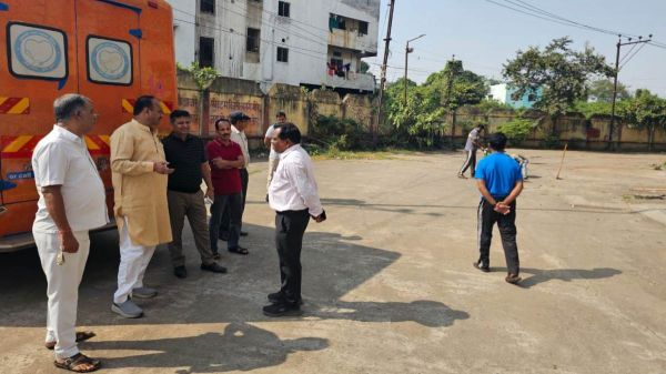 इंडोर स्टेडियम में गंदगी देख भड़के सभापति सूर्यकांत राठौड़, ठेकेदार को ब्लैकलिस्ट करने दी चेतावनी, तत्काल सफाई के दिए आदेश