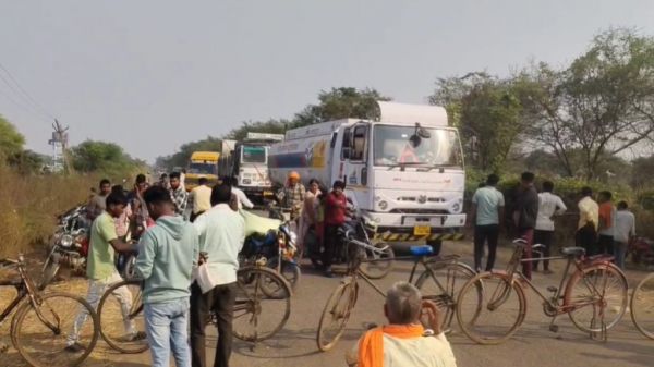 खाद की किल्लत से नाराज़ किसानों का फूटा गुस्सा, मुख्य मार्ग पर जाम लगाकर किया प्रदर्शन