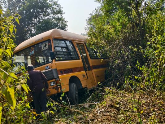 ब्रेक फेल होने से अनियंत्रित स्कूल बस सड़क किनारे झाड़ियों में घुसी, बाल-बाल बचे बच्चे&hellip;