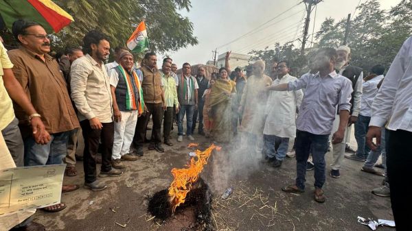 सोनिया-राहुल गांधी के खिलाफ कार्रवाई पर कांग्रेस का फूटा आक्रोश, प्रदर्शन कर ईडी का किया पुतला दहन
