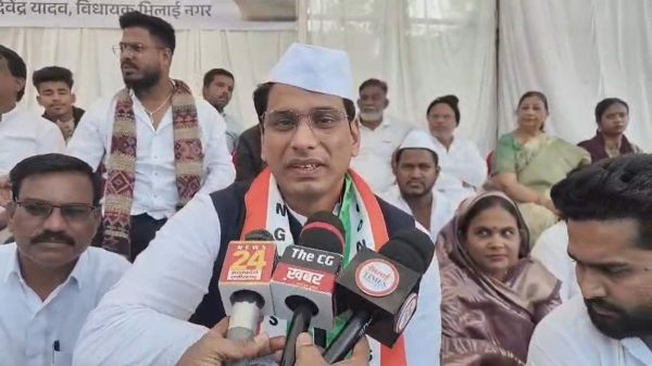 रियल एस्टेट कारोबारियों पर लाठीचार्ज का विरोध : भूख हड़ताल पर बैठे विधायक देवेंद्र यादव, कहा &ndash; 