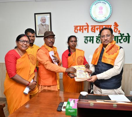 मुख्यमंत्री से अखिल विश्व गायत्री परिवार के सदस्यों ने मुलाकात की