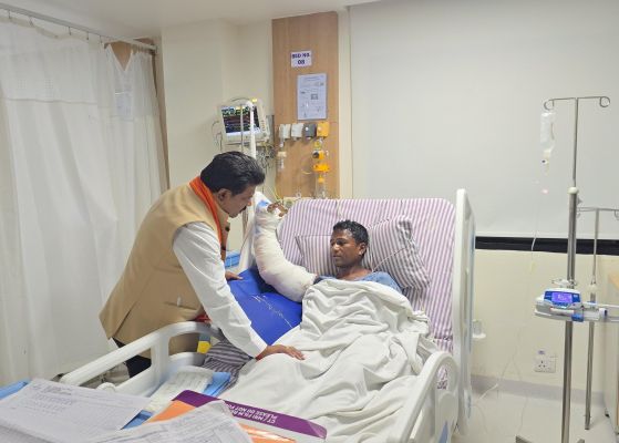 भैरमगढ़ आईईडी ब्लास्ट में घायल जवानों से मुलाकात कर उप मुख्यमंत्री जाना हालचाल, डॉक्टरों को बेहतर उपचार के दिए निर्देश