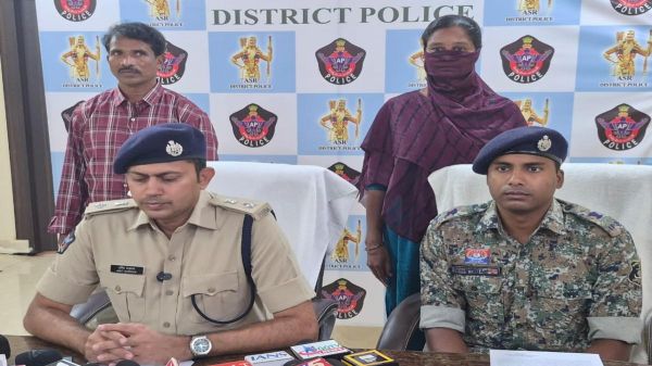 नक्सल संगठन को बड़ा झटका : खूंखार इनामी नक्सल दंपति ने किया सरेंडर