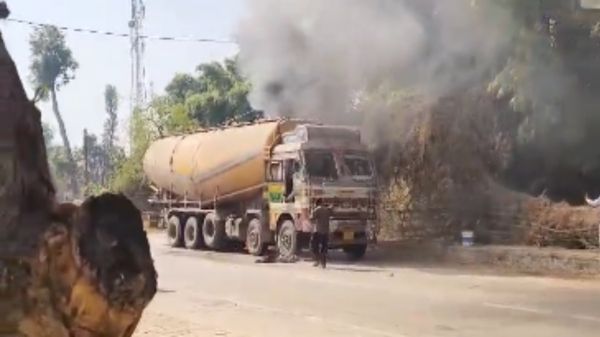 चलती ट्रक में लगी आग, चालक और ग्रामीणों के सूझबूझ से टला बड़ा हादसा