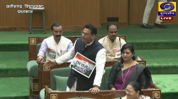 छत्तीसगढ़ विधानसभा : हंगामे के साथ शुरू हुआ चौथे दिन का सत्र, कांग्रेस विधायकों ने सीने पर लगाए पोस्टर&hellip;