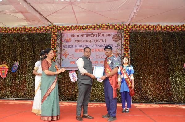 एक्स्ट्रा करिकुलर एक्टिविटी विद्यार्थियों के सर्वांगीण विकास की कुंजी :- कलेक्टर डॉ. गौरव सिंह