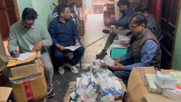 कोराबारी ने घर को बना रखा था अवैध गोदाम, छापेमारी में 50 लाख की दवाइयां जब्त 