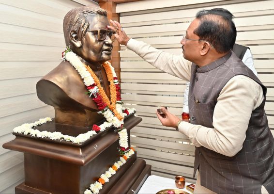 मुख्यमंत्री विष्णु देव साय ने भारत रत्न अटल बिहारी वाजपेयी की प्रतिमा पर माल्यार्पण कर दी श्रद्धांजलि