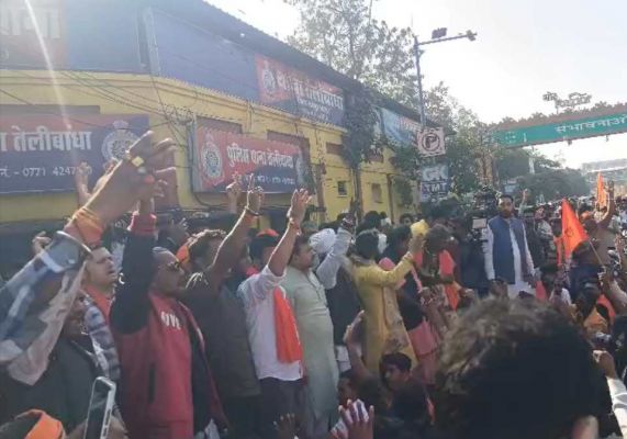मैग्नेटो मॉल तोड़फोड़ मामला: कार्रवाई के विरोध में बजरंग दल का तेलीबांधा थाने के सामने चक्काजाम