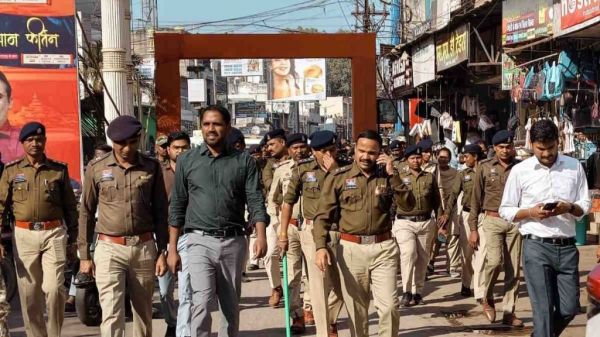 नववर्ष स्वागत को लेकर धमतरी में सुरक्षा चाक-चौबंद, शहर में निकला फ्लैग मार्च