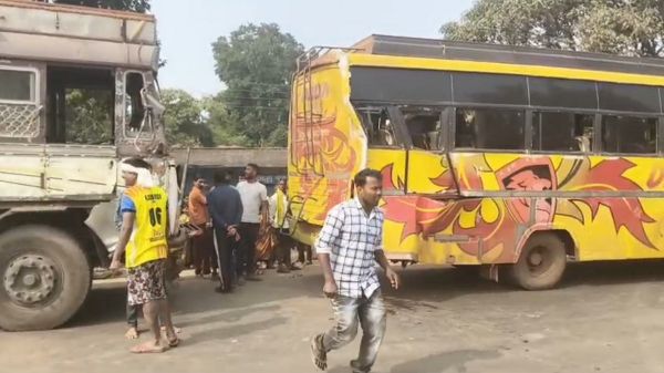 लिमहाटोला में सड़क हादसा: खड़ी बस को ट्रक ने मारी टक्कर, चार यात्री घायल, चालक फरार