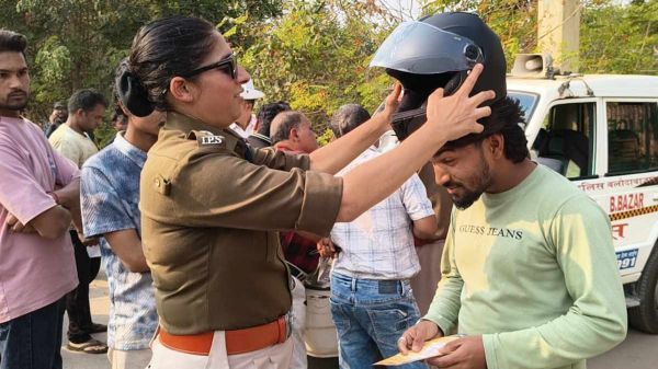 यातायात जागरूकता अभियान: पुलिस ने चालकों को नियमों की दी जानकारी, फिर नि:शुल्क हेलमेट वितरित किए