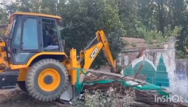 चिल्फी घाटी में शासकीय भूमि से अवैध कब्जा हटाया गया, प्रशासन ने बुलडोजर चलाकर की कार्रवाई