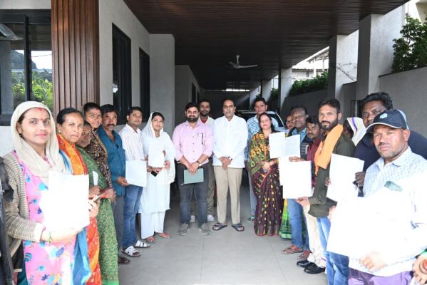 तात्यापारा के 18 परिवारों का पक्के मकान का सपना हुआ साकार, विधायक राजेश मूणत ने सौंपे &lsquo;मोर जमीन मोर मकान&rsquo; के अनुज्ञा पत्र