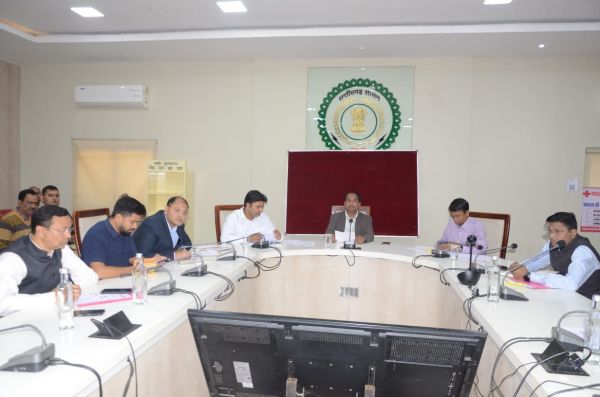 कलेक्टर गौरव सिंह ने समय-सीमा बैठक में दिए सख्त निर्देश, ई-ऑफिस व ई-अटेंडेंस का अनिवार्य पालन, अवैध उत्खनन पर कार्रवाई के आदेश