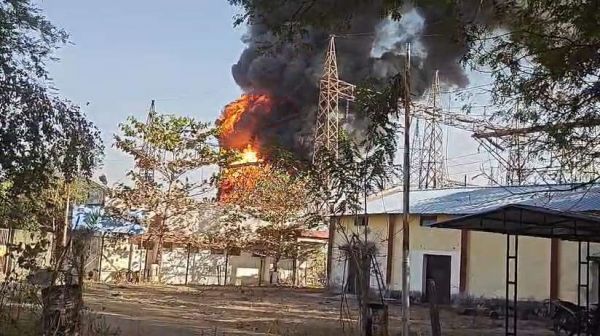 बिजली सब स्टेशन में भीषण आग लगने से अफरा-तफरी, आसमान में उठे काले धुएं के घने गुबार